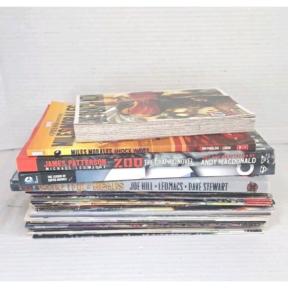 Comic & Graphic Novel Lot 30+ DC Marvel Indie Superman Predator Batman Harley - Picture 1 of 5